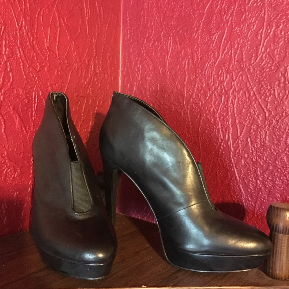 Sz 9 Jessica Simpson leather ankle booties